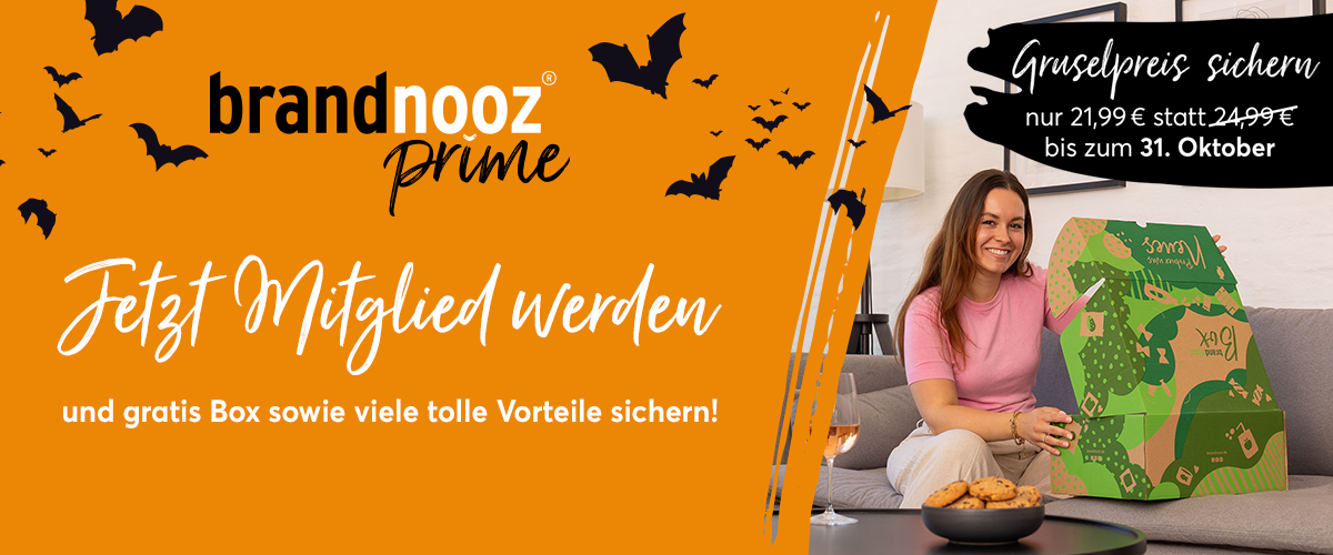 Eine glücklich überraschte Frau öffnet ihre brandnooz Produkt. Darunter: "Gruselpreis sichern, nur 21,99€ statt 24,99€ bis zum 31. Oktober. brandnooz prime, Jetzt Mitglied werden und gratis Box wie viele tolle Vorteile sichern!